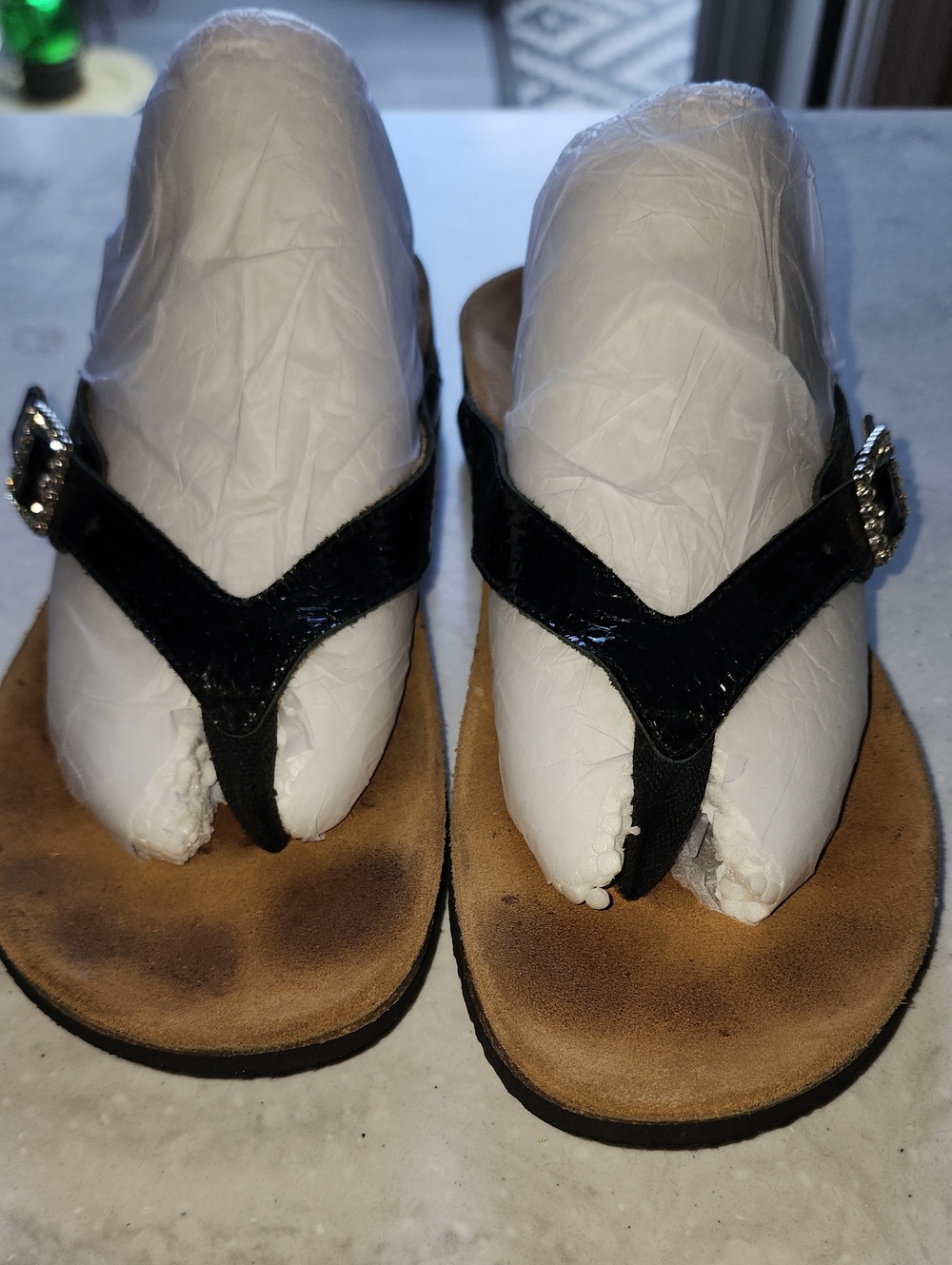 Vionic Size 9 Black Patent Thong Sandals with Decorative Buckle
